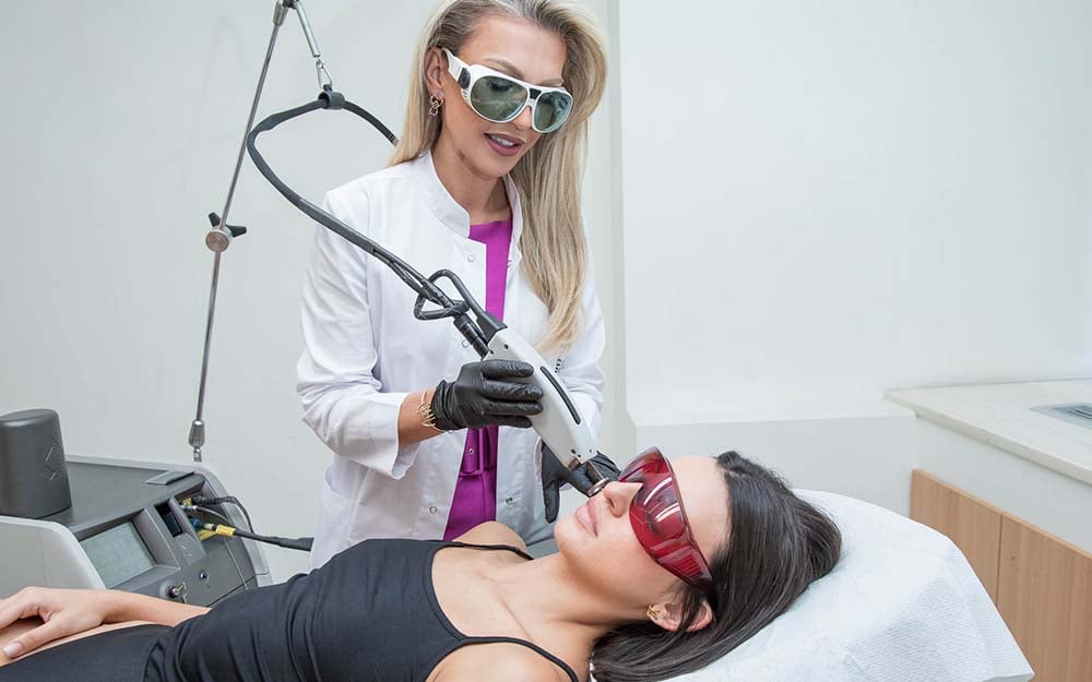 Θεραπεία ευρυαγγειών με laser στο πρόσωπο.